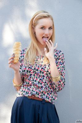 11P セクシーな衣装でスカートを露出する美しいガールフレンド アシュリー ヒルズ