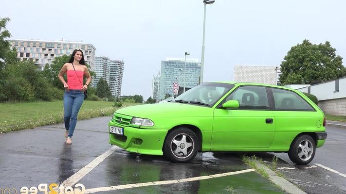 15P 駐車した車の後ろで緊急小便をするためにしゃがむ黒髪の少女ミリアム