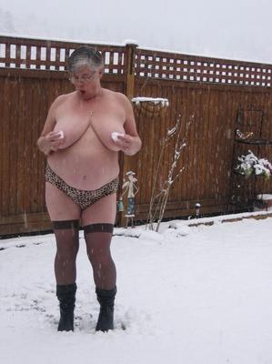 20P Naughty granny Girdle Goddess strips to her stockings and boots while it snows