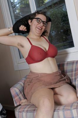 21P オタクなブルネットの素人エステルが巨乳を出して毛むくじゃらの脇の下を見せる