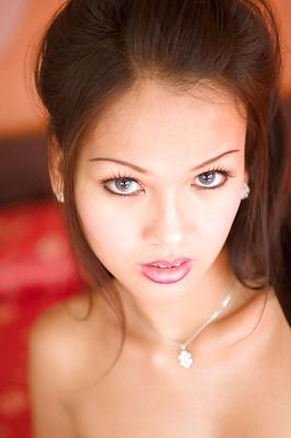 16P Naked Thai ladyboy spreading her cheeks and posing on her bed