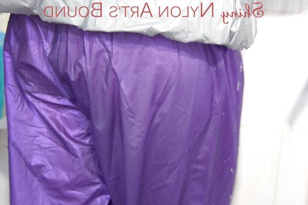 16P Мара связана, с кляпом во рту и в капюшоне в душе, одетая в сексуальный серо-фиолетовый дождевик