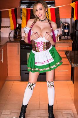 15P 素人娘が陰部をいじる前にオクトーバーフェストの衣装から巨大なおっぱいを解放する