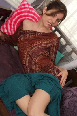 21P Das schöne Amateur-Babe Holly zieht sich aus