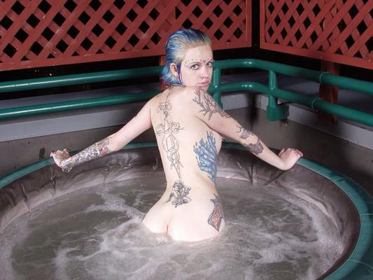 16P Heavily tattooed girl Rachel Face poses naked while in a hot tub