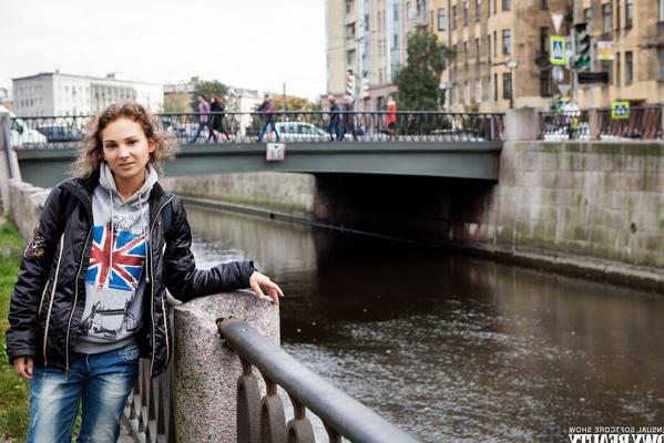 16P Une adolescente britannique pose nue, les jambes écartées