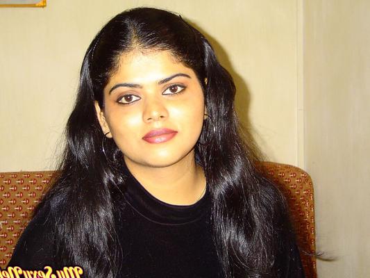15P インドのソロ少女 Neha がデニム ジーンズを履いたベッドで自然なおっぱいを明らかにします