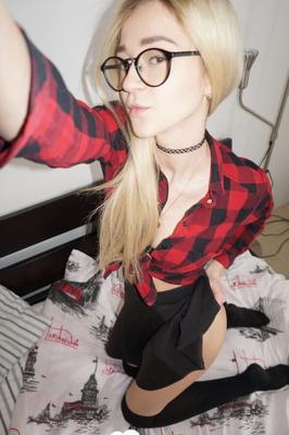 18P Blonde young amateur in glasses sheds her clothes and takes sexy selfies