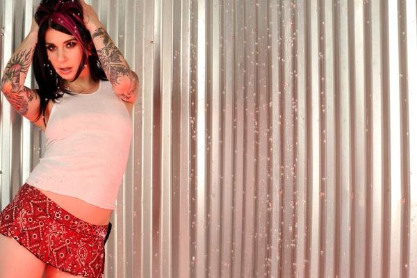 15P Wet Chick Joanna Angel fingert ihre Landebahn-Muschi in einem durchsichtigen Tanktop