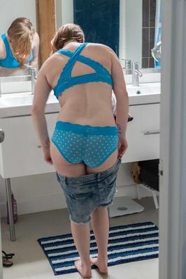 21P 小さなおっぱいの甘いティーン、アニカがトイレで着替え中に覗き見される