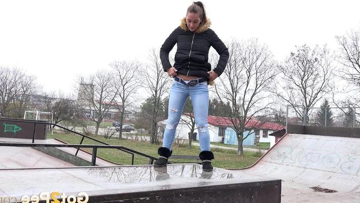 15P ゴージャスな美女ナオミ・ベネットが水たまりで放尿
