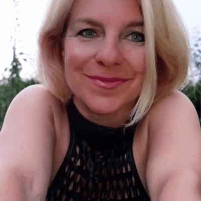 11P Stunning mature blue-eyed India Baddie flaunts her hot curves and huge juggs