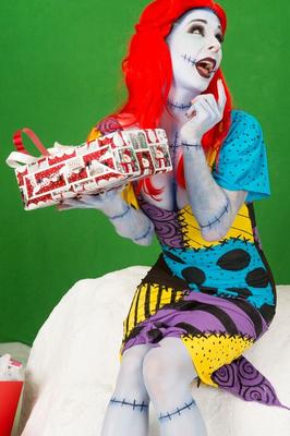15P Joanna Angel, une fille gothique rousse, s'étale sur son cul nu dans un cosplay torride.