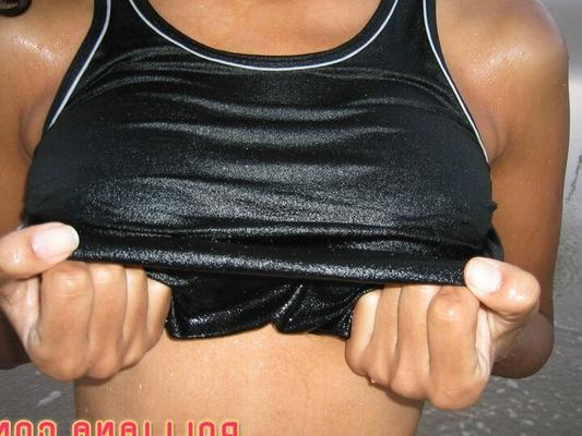 16P Polliana se mouille sur une plage tropicale
