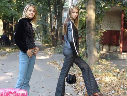 15P Юные блондинки делят лесбийский поцелуй перед тем, как выставить напоказ свои сиськи на публике