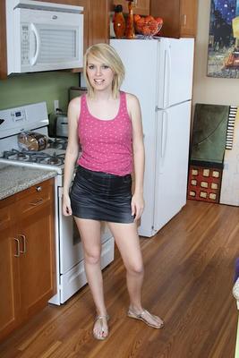16P Pretty teen babe Amanda Bryant prepares to undress in hot amateur clip