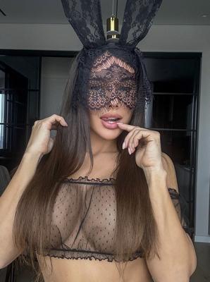 10P OnlyFans bunny girl Monomur Fit	shows her big tits while posing in a solo