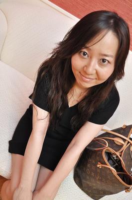 16P そのお尻と彼女の体を見せている厄介な大きなお尻アジアのブルネット熟女カナコ