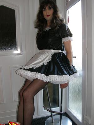 15P Nuttiges Crossdressing-Dienstmädchen putzt das Haus ihrer Herrin und hofft auf etwas