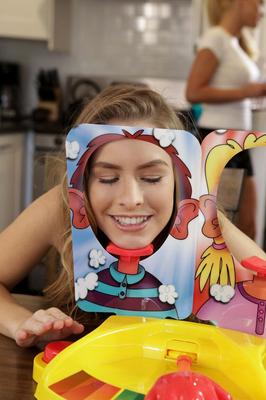 17P リリー・フォードと彼女の妹が義理の弟のペニスをしゃぶっているのを母親に捕まる