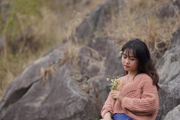 21P Stunning Asian babe poses in her jean shorts & sweater in public
