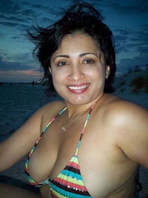 14P インド人の初めてのタイマーが単独行動中に孤立した乳首を露出