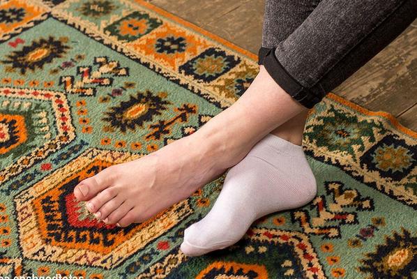 16P Обнаженная женщина с крашеными волосами щеголяет кляпом, будучи связанной на журнальном столике