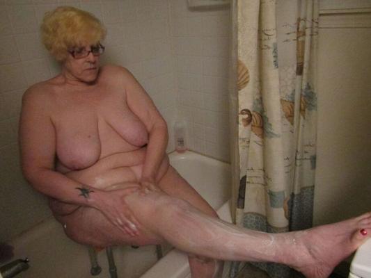 20P Fat granny Bunny Gram shaves her legs on the side of her bathtub
