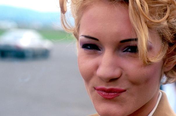 12P Sexy blonde Pornostars zeigen bei einem Fotoshooting ihre saftigen Naturtitten