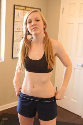 15P La rubia amateur Taylor True se pone pantalones cortos de entrenamiento sobre su culo desnudo con coletas