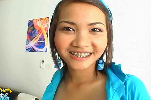 15P Asian girl Fa shows her braces during hardcore sex with her man friend