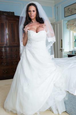 20P Hungarian bride Simony Diamond reveals her big tits on her wedding day