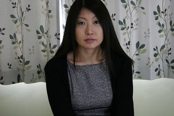 16P スキニーアジア人熟女がヌードになって毛むくじゃらのスリットを振動させる