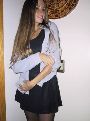 21P Smiley American babe Lori Anderson flaunts her slim legs in a short skirt