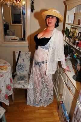 16P Older British lady Juicey Janey pulls out her big natural tits in a straw hat