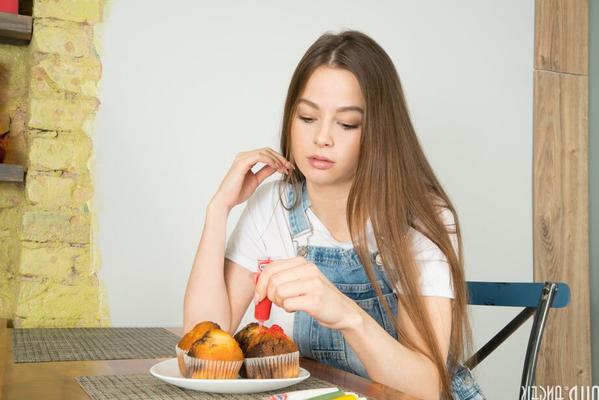 20P La douce adolescente Angela met en valeur son vagin rasé alors qu'elle est nue sur une table de cuisine