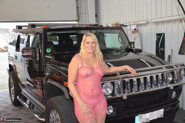 20P Fat blonde amateur Sweet Susi n pink sheer lingerie spreading pussy in her car