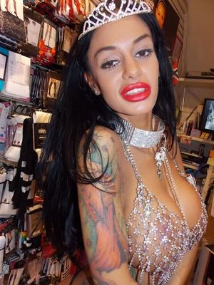 19P Der tätowierte Pornostar Angelina Valentine entblößt ihre großen Titten in einem Sexshop