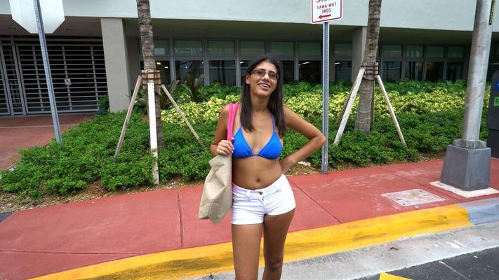 21P Hot Miami babe Victoria Valencia getting done and facialed in the van