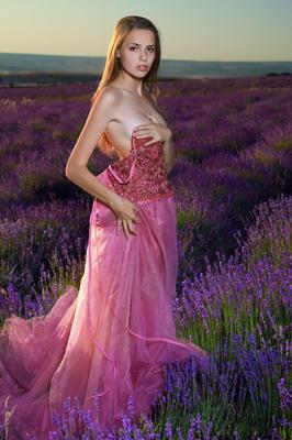 21P Adorable model Elle Tan drops her dress and poses nude in a lavender field