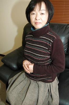 16P Mature Asian woman Tomoe Nakamachi undresses to reveal tiny tits