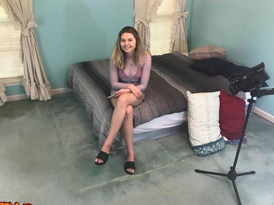 12P セクシーな素人セレステが熱い脚を誇示しながら汚い足を披露