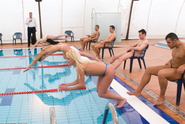 16P 4人のトップレス女子水泳選手がその後のグループセックスファックでメダルを獲得