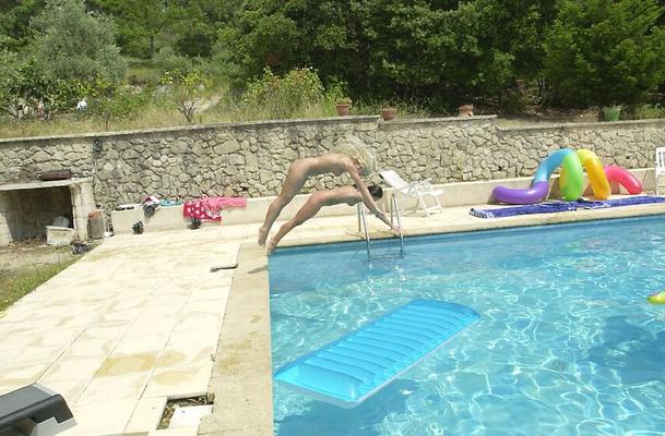 21P All natural babes Stacy Silver & Serena licking each other's muffs in the pool