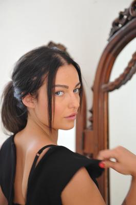 15P La chaude brune Kayleigh décompresse sa robe noire pour se mettre nue en bas.