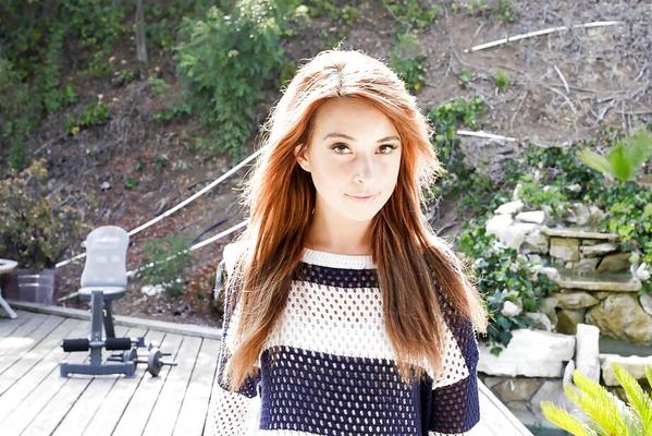 16P Amateur redhead babe Kaylee Haze plays with her pretty amazing body