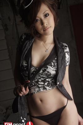 21P La simplemente seductora japonesa Saki Ootsuka posando medio desnuda con un bonito conjunto