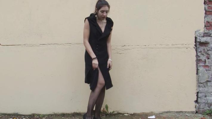 15P Naughty raven haired Diana gushes on the ground