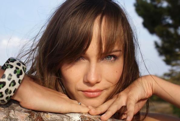 12P Girl next door type prend de superbes poses sous un arbre dans un grand champ ouvert