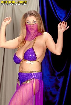 16P La chaude MILF Autumn Jade en costume de harem dévoilant ses énormes gros seins